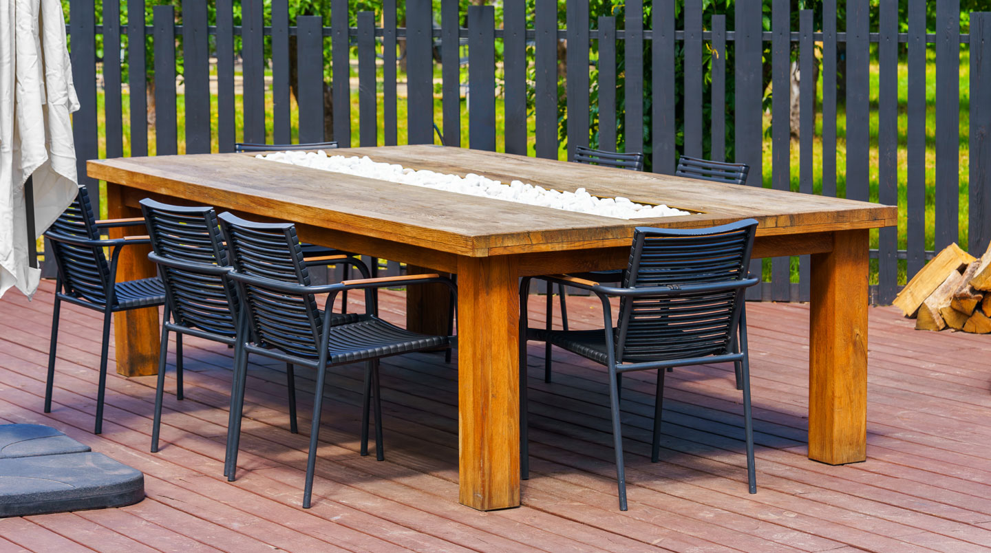 Schéma architectural en vue de dessus d'une terrasse de 15 m² avec zones colorées indiquant l'emprise de la table extensible déployée (beige), les zones de recul des chaises de 70 cm (orange), les espaces de circulation libres (vert) et les contraintes fixes, annotations en français